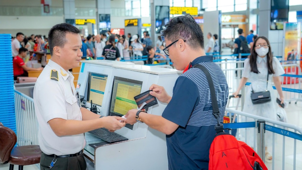 Đi xe kh&aacute;ch tới trước 10 ph&uacute;t vẫn kịp, v&igrave; sao đi m&aacute;y bay phải ra s&acirc;n bay trước 1-2 tiếng?- Ảnh 8.