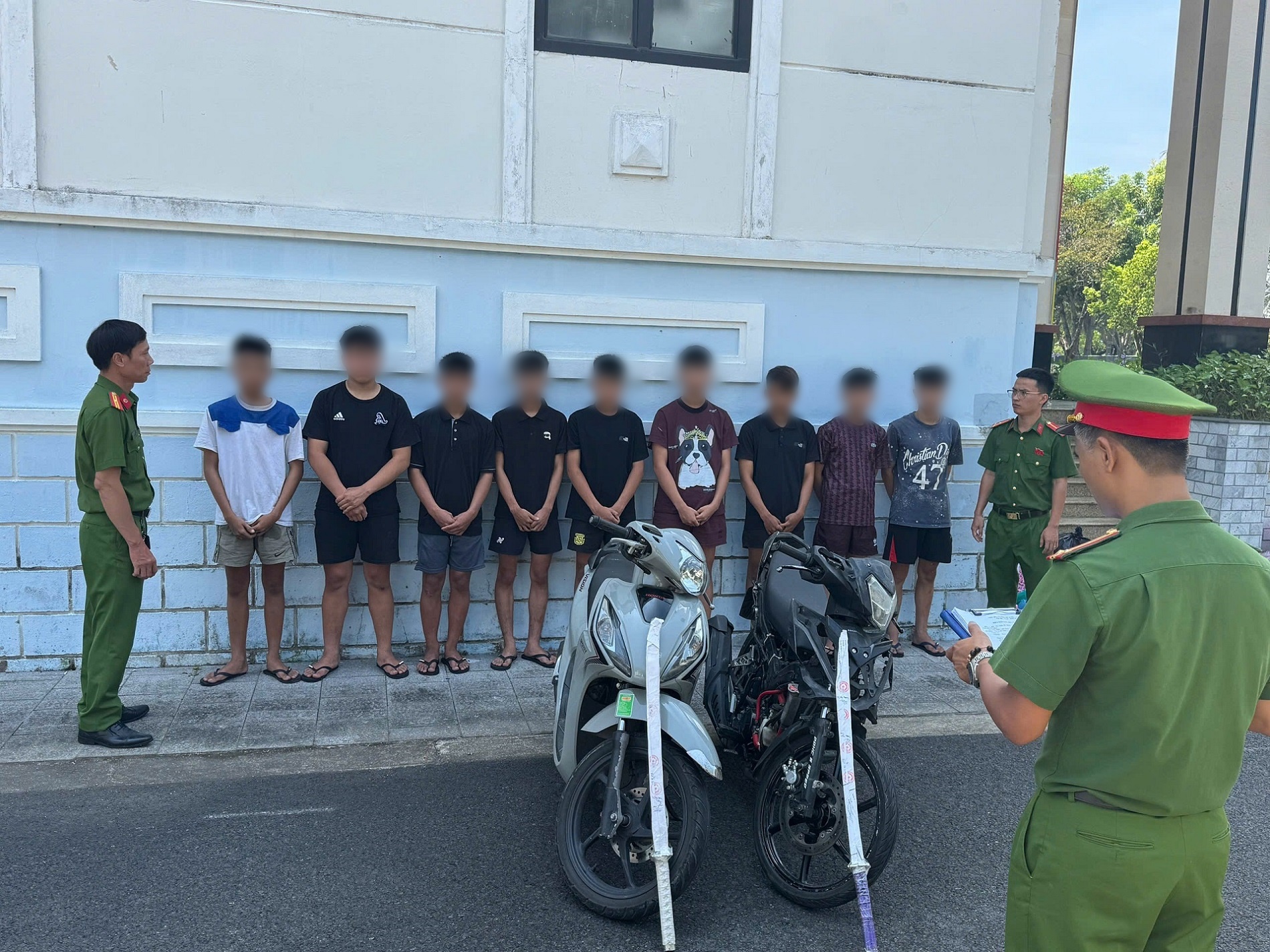 Bắt 8 thanh thiếu ni&ecirc;n từ 14 đến dưới 18 tuổi dựng m&agrave;n kịch giả đ&aacute;nh nhau để cướp xe- Ảnh 1.