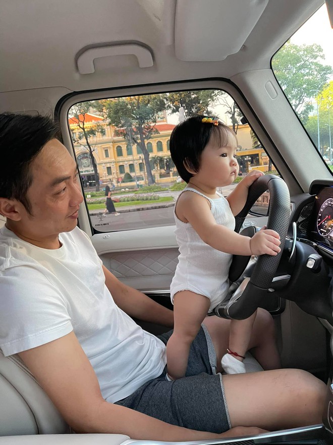 Đ&agrave;m Thu Trang bận đi sắm đồ nội thất, Cường Đ&ocirc; La tr&ocirc;ng con đ&uacute;ng chuẩn nh&agrave; gi&agrave;u, đưa con đi ngắm si&ecirc;u xe mới chịu- Ảnh 10.