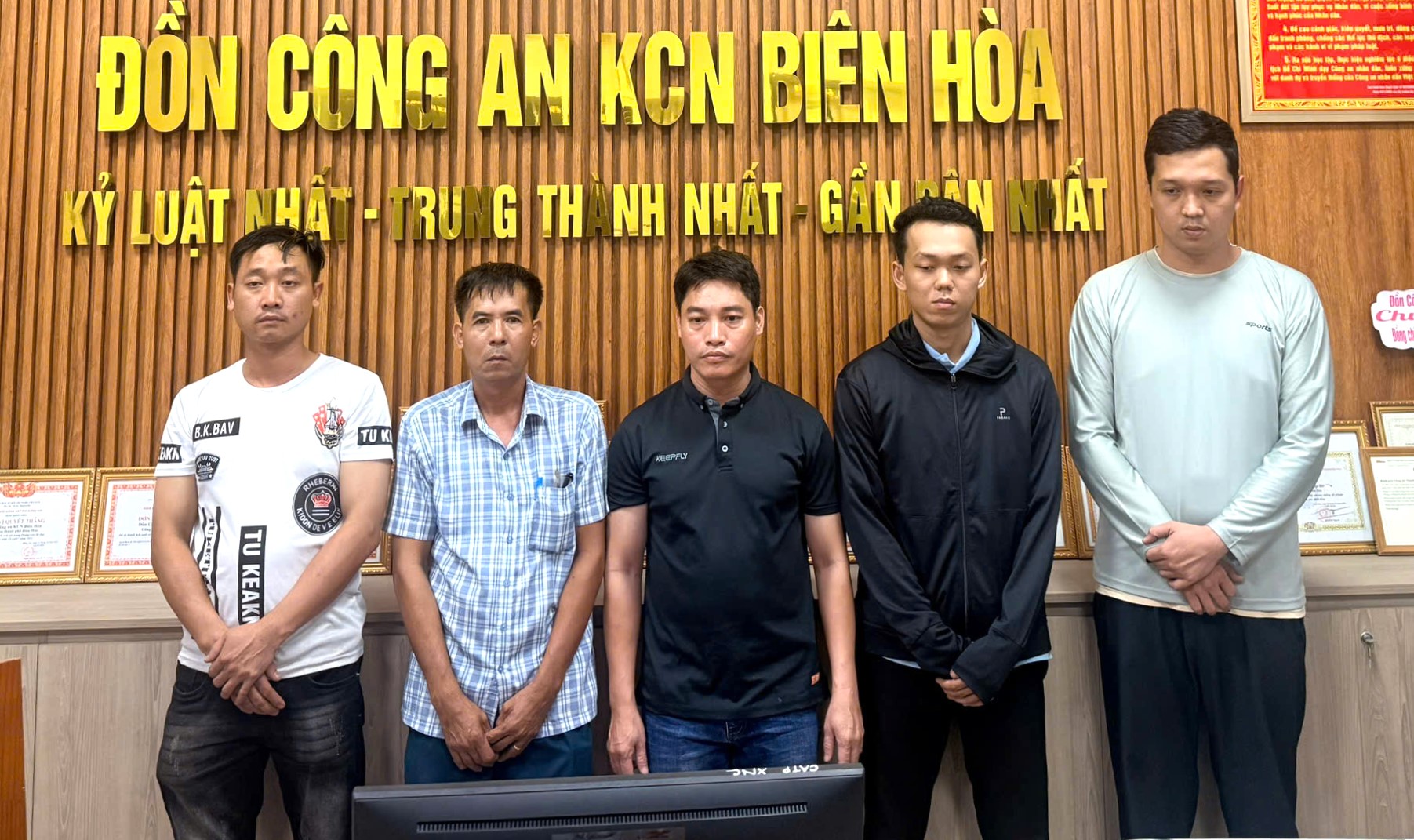 Kiểm k&ecirc; kho ph&aacute;t hiện điều bất thường: T&agrave;i xế, lơ xe, c&ocirc;ng nh&acirc;n v&agrave; quản l&yacute; kho đến c&ocirc;ng an đầu th&uacute;- Ảnh 1.