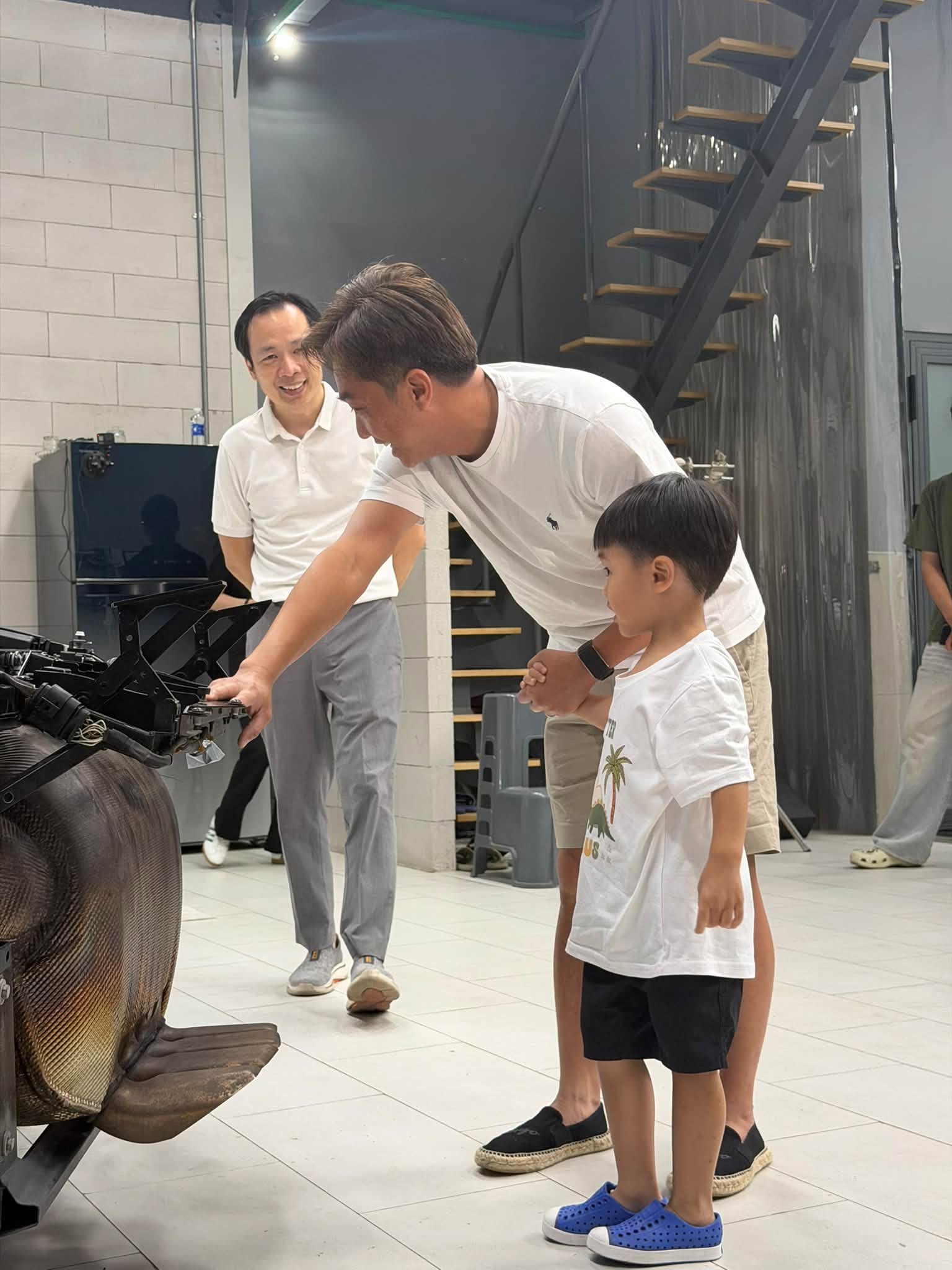 Đ&agrave;m Thu Trang bận đi sắm đồ nội thất, Cường Đ&ocirc; La tr&ocirc;ng con đ&uacute;ng chuẩn nh&agrave; gi&agrave;u, đưa con đi ngắm si&ecirc;u xe mới chịu- Ảnh 3.