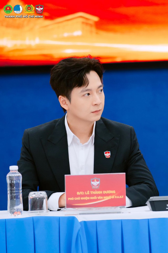 Thu nhập của Ph&oacute; Chủ nhiệm CLB th&agrave;nh phố được đề cử đẹp nhất thế giới- Ảnh 4.