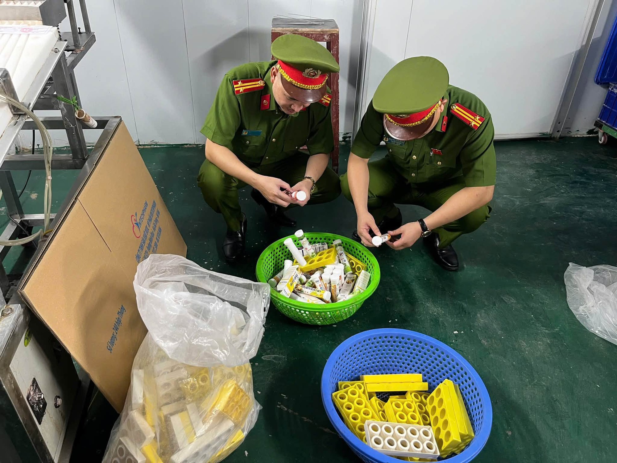 Ra quyết định khởi tố h&agrave;ng loạt Gi&aacute;m đốc, nh&acirc;n vi&ecirc;n C&ocirc;ng ty Dược &ndash; Mỹ phẩm Vintechpharm - Ảnh 4.