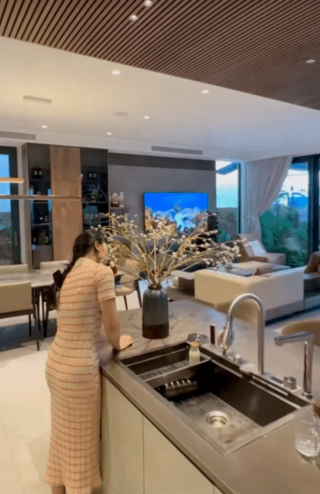 Ng&ocirc;i nh&agrave; 450m2 của vợ chồng H&agrave; Tĩnh như resort thu nhỏ: Khu vườn nhiệt đới bao quanh, cả căn nh&agrave; phủ 70% k&iacute;nh, g&oacute;c n&agrave;o cũng c&oacute; view &ldquo;triệu đ&ocirc;&rdquo;- Ảnh 14.