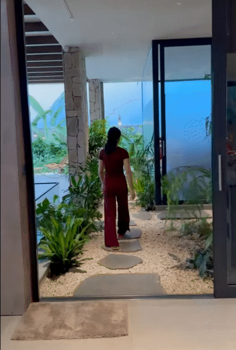 Ng&ocirc;i nh&agrave; 450m2 của vợ chồng H&agrave; Tĩnh như resort thu nhỏ: Khu vườn nhiệt đới bao quanh, cả căn nh&agrave; phủ 70% k&iacute;nh, g&oacute;c n&agrave;o cũng c&oacute; view &ldquo;triệu đ&ocirc;&rdquo;- Ảnh 16.