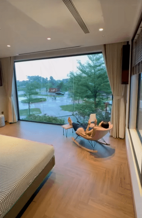 Ng&ocirc;i nh&agrave; 450m2 của vợ chồng H&agrave; Tĩnh như resort thu nhỏ: Khu vườn nhiệt đới bao quanh, cả căn nh&agrave; phủ 70% k&iacute;nh, g&oacute;c n&agrave;o cũng c&oacute; view &ldquo;triệu đ&ocirc;&rdquo;- Ảnh 12.