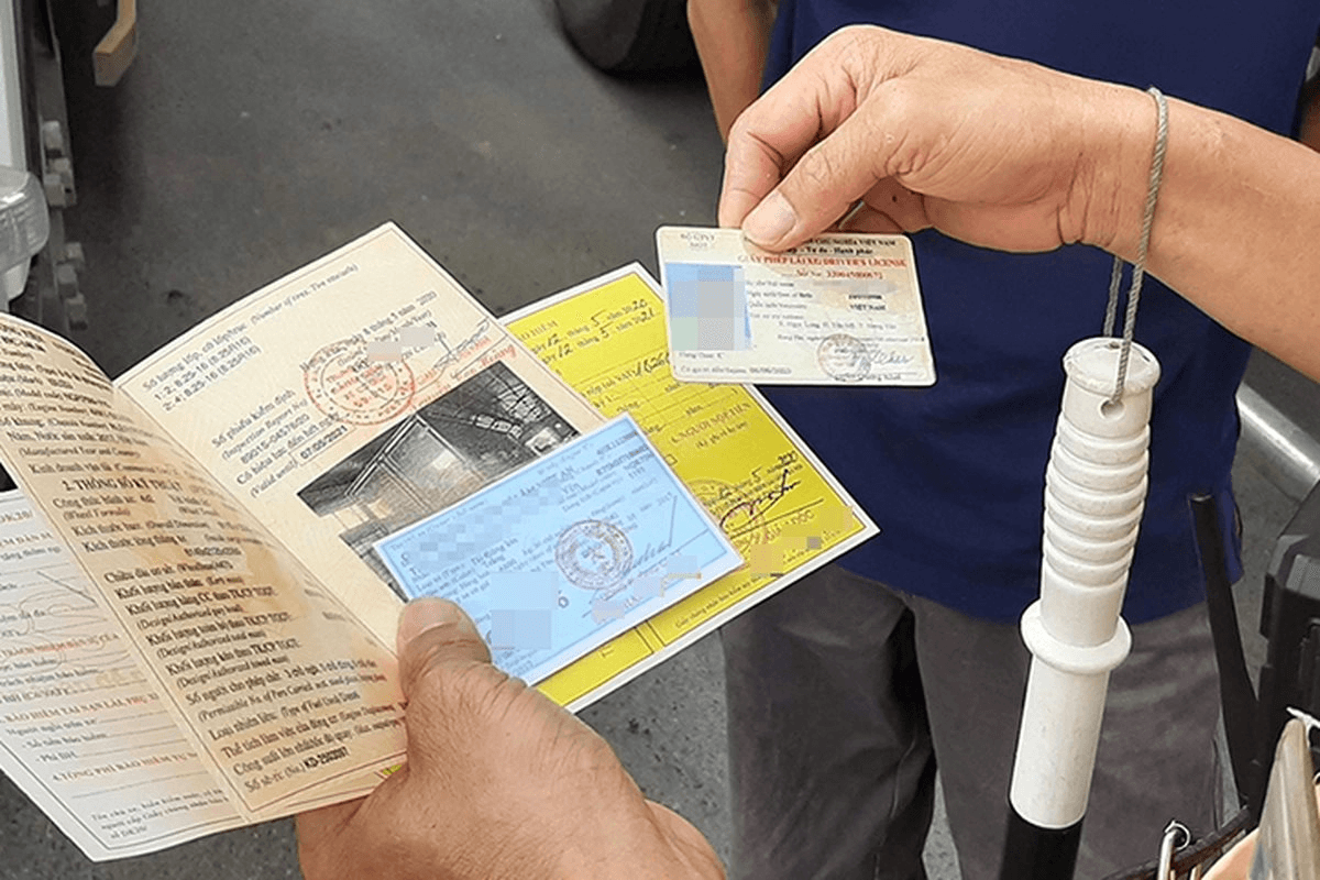 Đ&atilde; l&agrave;m hợp đồng, giao giấy tờ xe cho người mua, 5 năm sau kiểm tra VNeTraffic ph&aacute;t hiện xe vẫn đứng t&ecirc;n m&igrave;nh: Cơ quan CSGT n&oacute;i g&igrave;?- Ảnh 1.