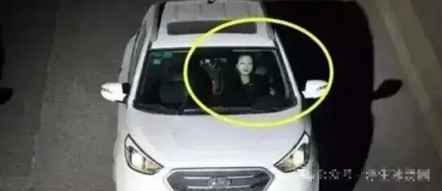 Camera ghi lại l&uacute;c nửa đ&ecirc;m, t&agrave;i xế c&oacute; biểu hiện "lạ"- Ảnh 1.