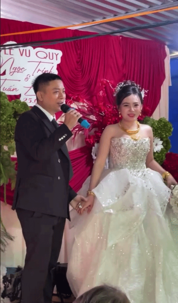 Biểu cảm lạ của Ngọc Trinh trong đám cưới với Hoài Lâm- Ảnh 5.