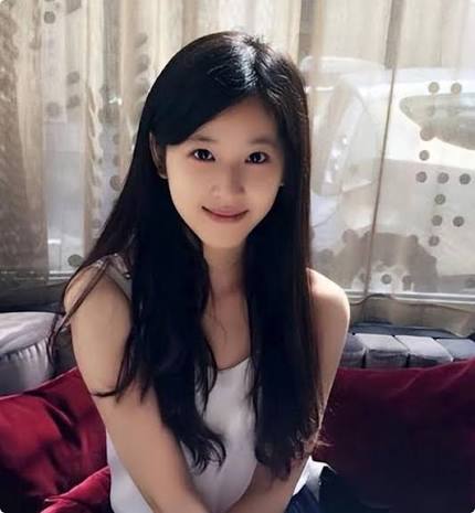 C&ocirc; g&aacute;i trong tấm ảnh cầm ly tr&agrave; sữa năm 2009: Hiện sống chung với người đ&agrave;n &ocirc;ng lớn hơn 19 tuổi, c&ugrave;ng sở hữu 2,1 triệu tỷ- Ảnh 2.
