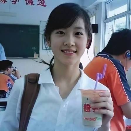 C&ocirc; g&aacute;i trong tấm ảnh cầm ly tr&agrave; sữa năm 2009: Hiện sống chung với người đ&agrave;n &ocirc;ng lớn hơn 19 tuổi, c&ugrave;ng sở hữu 2,1 triệu tỷ- Ảnh 1.