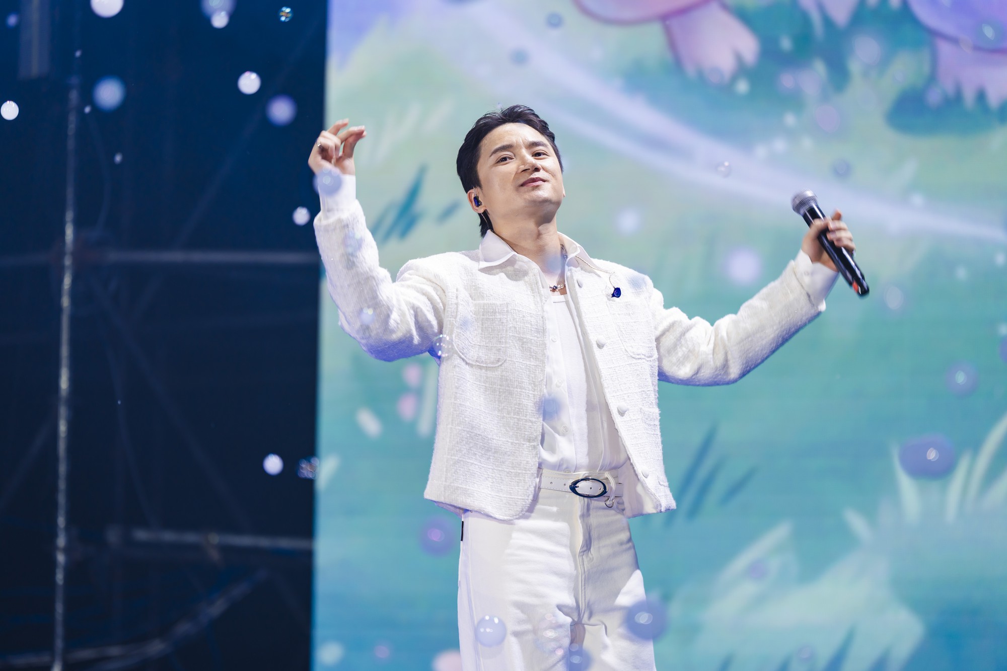 H&ograve;a Minzy xinh như c&ocirc;ng ch&uacute;a, Phan Mạnh Quỳnh - Qu&aacute;ch Văn Thơm mang loạt hit thăng hoa tại WeFamily Awards - Ảnh 5.