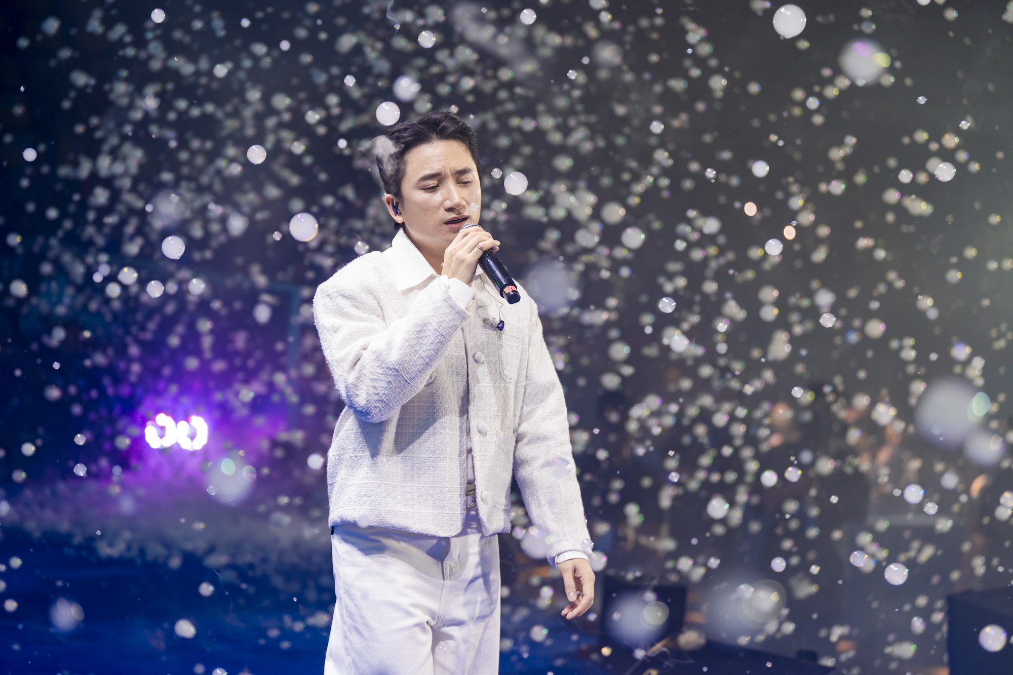 H&ograve;a Minzy xinh như c&ocirc;ng ch&uacute;a, Phan Mạnh Quỳnh - Qu&aacute;ch Văn Thơm mang loạt hit thăng hoa tại WeFamily Awards - Ảnh 7.