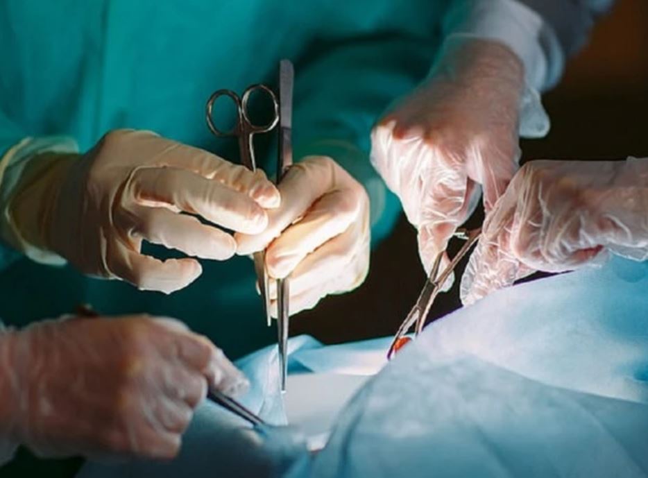 Người đ&agrave;n &ocirc;ng cắt bỏ dạ d&agrave;y trị ung thư, mổ xong mới biết m&igrave;nh kh&ocirc;ng mắc bệnh - Ảnh 1.