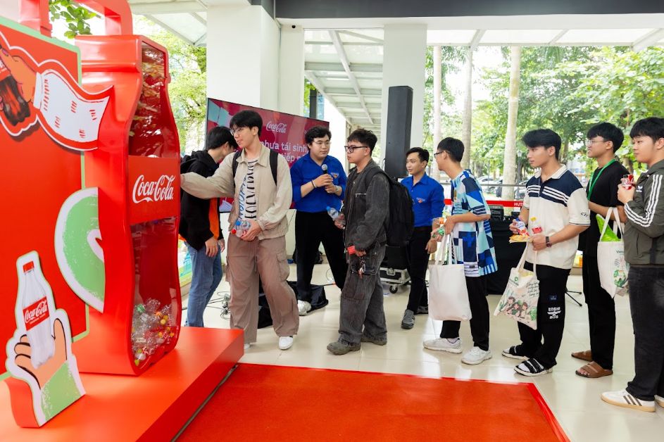 &rlm;H&agrave;nh tr&igrave;nh 4 năm người trẻ h&igrave;nh th&agrave;nh th&oacute;i quen thu gom v&agrave; t&aacute;i chế chai nhựa&rlm;         &rlm; &rlm; - Ảnh 2.