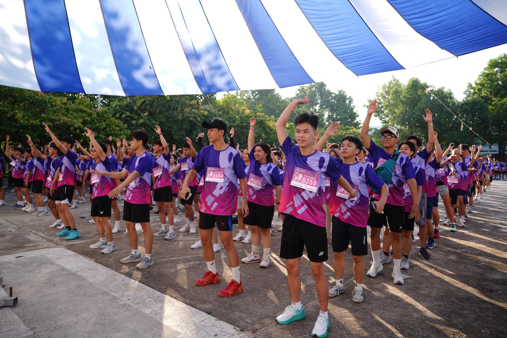 Lý do đặc biệt khiến gần 3.000 sinh viên Bách Khoa Hà Nội và Đà Nẵng cùng xỏ giày xuống đường chạy - Ảnh 3.