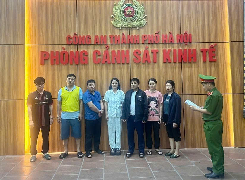 Bất ngờ: 1 người đ&agrave;n &ocirc;ng xuất hiện ở cả 2 vụ l&ugrave;m x&ugrave;m suất ăn b&aacute;n tr&uacute; t&oacute;p mỡ v&agrave; 300 tấn thịt lợn bẩn ở H&agrave; Nội c&aacute;ch đ&acirc;y 6 th&aacute;ng- Ảnh 2.
