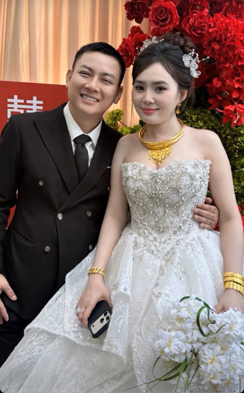 Biểu cảm lạ của Ngọc Trinh trong đám cưới với Hoài Lâm- Ảnh 2.