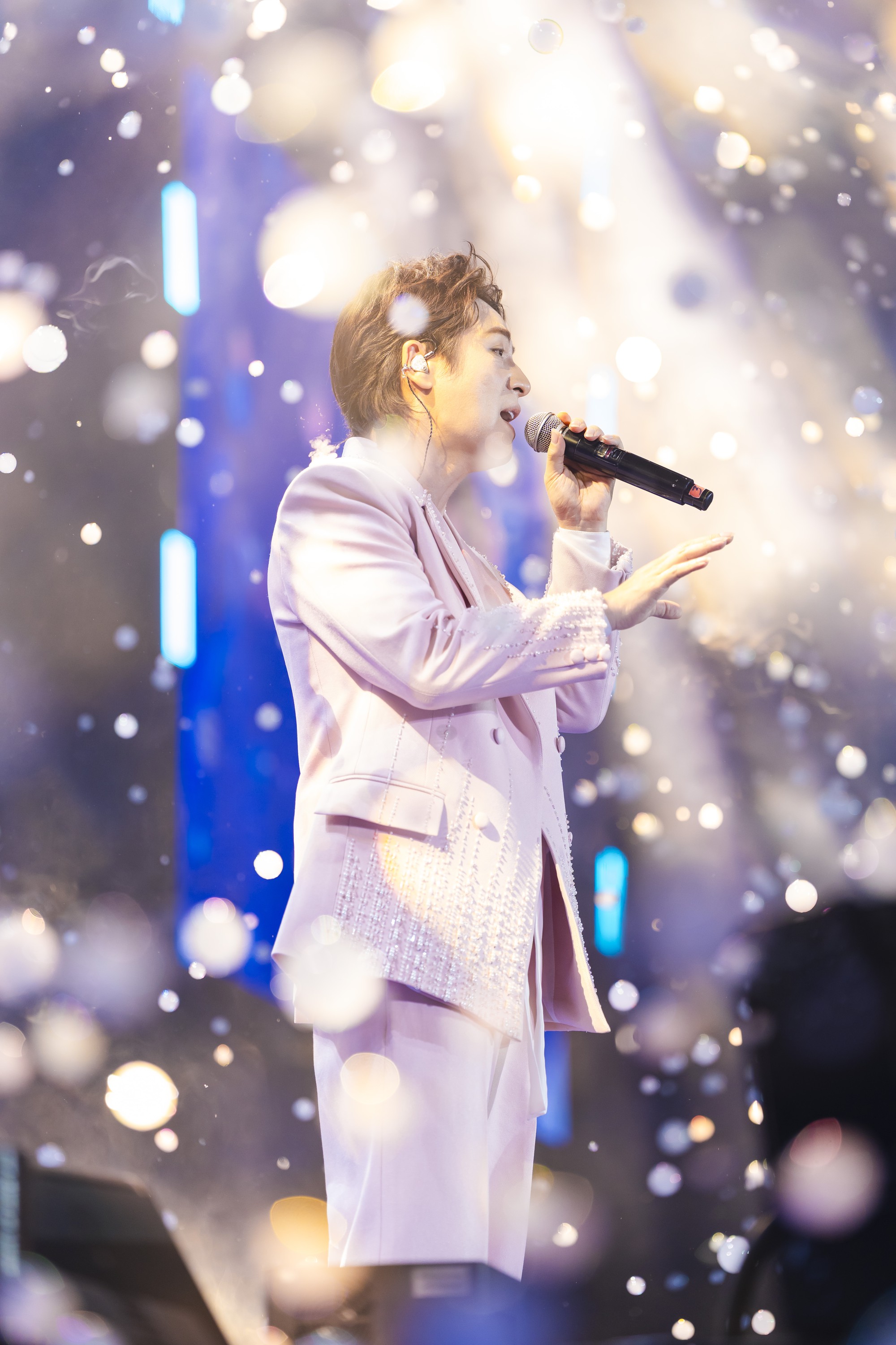 H&ograve;a Minzy xinh như c&ocirc;ng ch&uacute;a, Phan Mạnh Quỳnh - Qu&aacute;ch Văn Thơm mang loạt hit thăng hoa tại WeFamily Awards - Ảnh 9.
