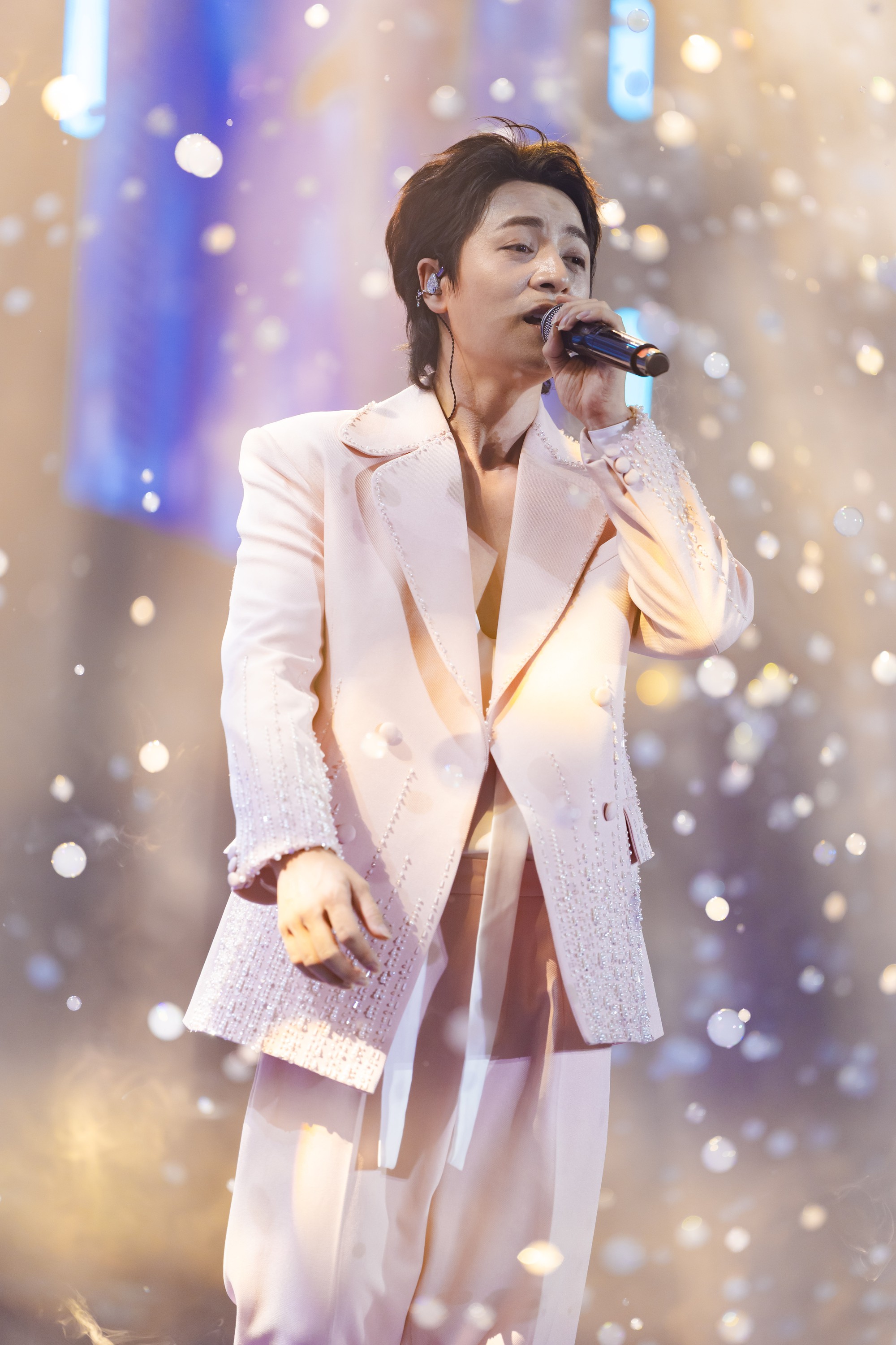 H&ograve;a Minzy xinh như c&ocirc;ng ch&uacute;a, Phan Mạnh Quỳnh - Qu&aacute;ch Văn Thơm mang loạt hit thăng hoa tại WeFamily Awards - Ảnh 8.