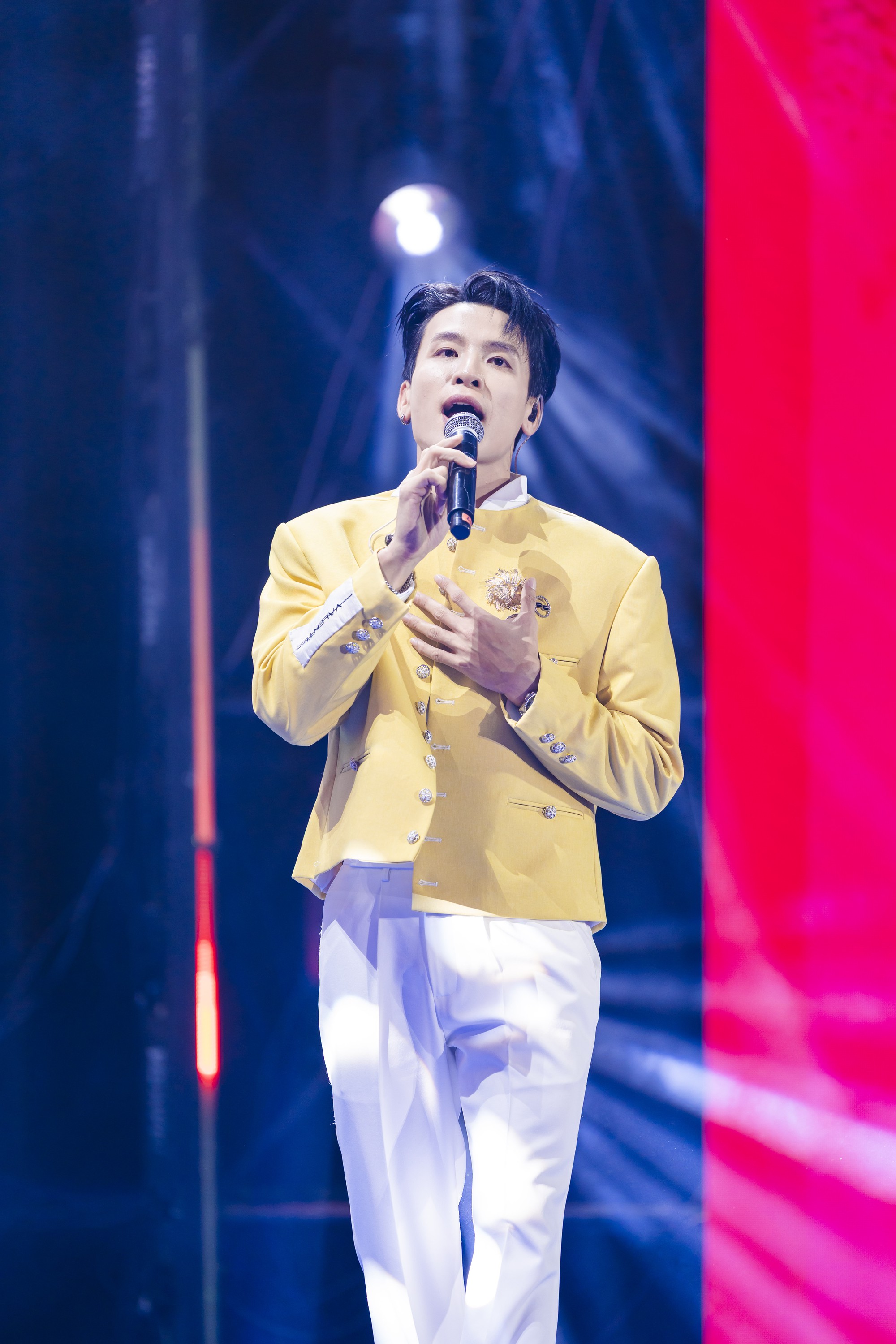 H&ograve;a Minzy xinh như c&ocirc;ng ch&uacute;a, Phan Mạnh Quỳnh - Qu&aacute;ch Văn Thơm mang loạt hit thăng hoa tại WeFamily Awards - Ảnh 13.