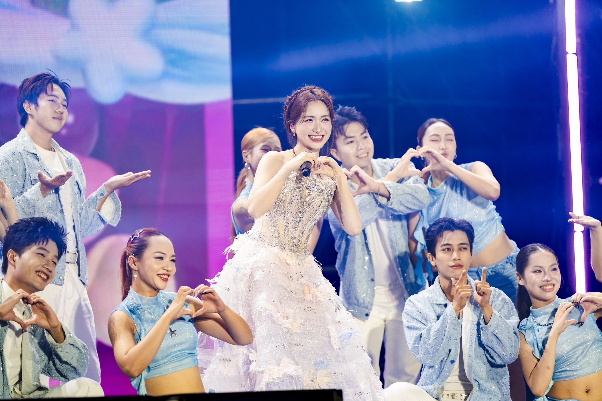 H&ograve;a Minzy xinh như c&ocirc;ng ch&uacute;a, Phan Mạnh Quỳnh - Qu&aacute;ch Văn Thơm mang loạt hit thăng hoa tại WeFamily Awards - Ảnh 2.