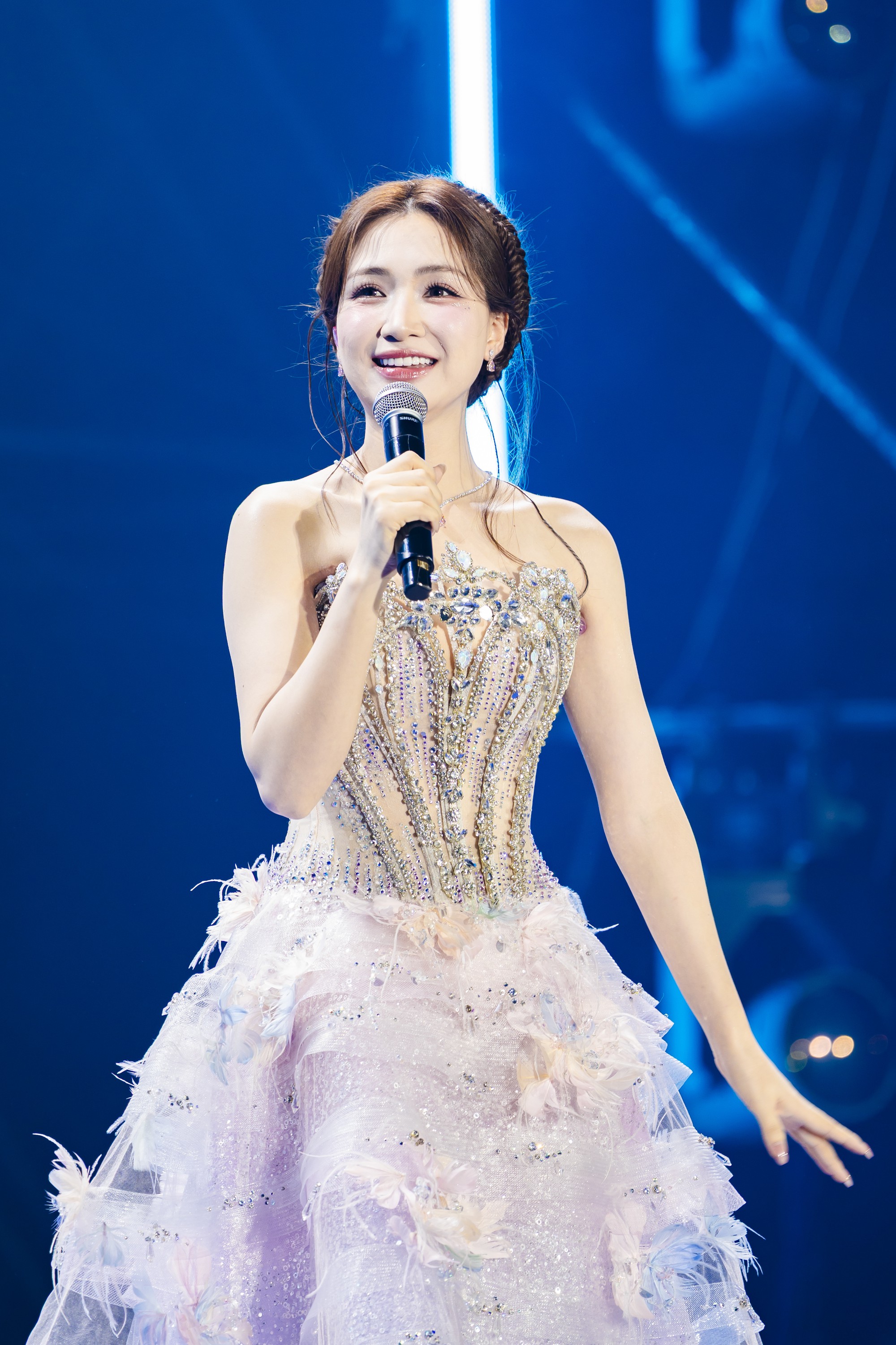 H&ograve;a Minzy xinh như c&ocirc;ng ch&uacute;a, Phan Mạnh Quỳnh - Qu&aacute;ch Văn Thơm mang loạt hit thăng hoa tại WeFamily Awards - Ảnh 1.