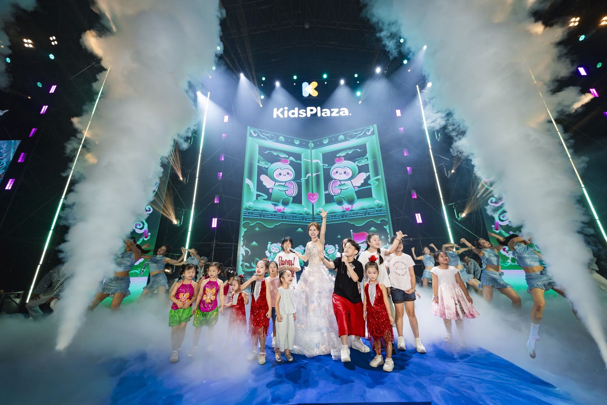 H&ograve;a Minzy xinh như c&ocirc;ng ch&uacute;a, Phan Mạnh Quỳnh - Qu&aacute;ch Văn Thơm mang loạt hit thăng hoa tại WeFamily Awards - Ảnh 4.