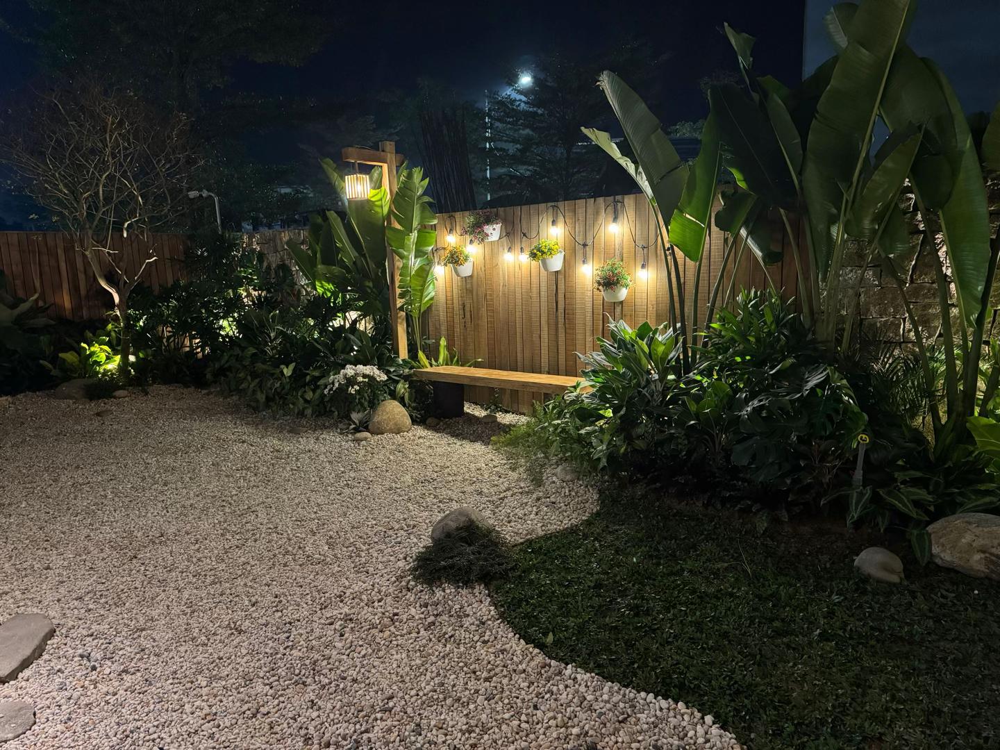 Ng&ocirc;i nh&agrave; 450m2 của vợ chồng H&agrave; Tĩnh như resort thu nhỏ: Khu vườn nhiệt đới bao quanh, cả căn nh&agrave; phủ 70% k&iacute;nh, g&oacute;c n&agrave;o cũng c&oacute; view &ldquo;triệu đ&ocirc;&rdquo;- Ảnh 4.