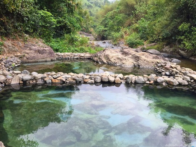 Việt Nam c&oacute; d&ograve;ng nước tự nhi&ecirc;n ấm n&oacute;ng ~70 độ C quanh năm, được ph&aacute;t hiện c&aacute;ch đ&acirc;y 1 thế kỷ: Mạch ngầm ở độ s&acirc;u 150 m, nay li&ecirc;n quan đến khu nghỉ của tỷ ph&uacute; Phạm Nhật Vượng- Ảnh 2.