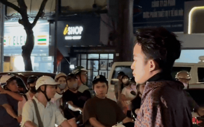 Nhan sắc khiến cả con đường “đứng hình” của divo số 1 Việt Nam - Ảnh 2.