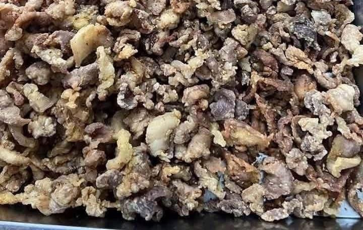 Bất ngờ: 1 người đ&agrave;n &ocirc;ng xuất hiện ở cả 2 vụ l&ugrave;m x&ugrave;m suất ăn b&aacute;n tr&uacute; t&oacute;p mỡ v&agrave; 300 tấn thịt lợn bẩn ở H&agrave; Nội c&aacute;ch đ&acirc;y 6 th&aacute;ng- Ảnh 1.