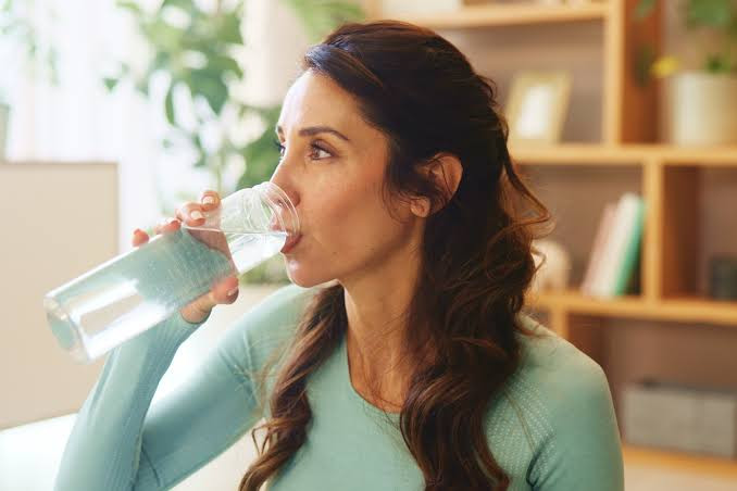 4 thay đổi đ&aacute;ng kinh ngạc của những người uống một cốc nước khi thức dậy buổi s&aacute;ng- Ảnh 1.