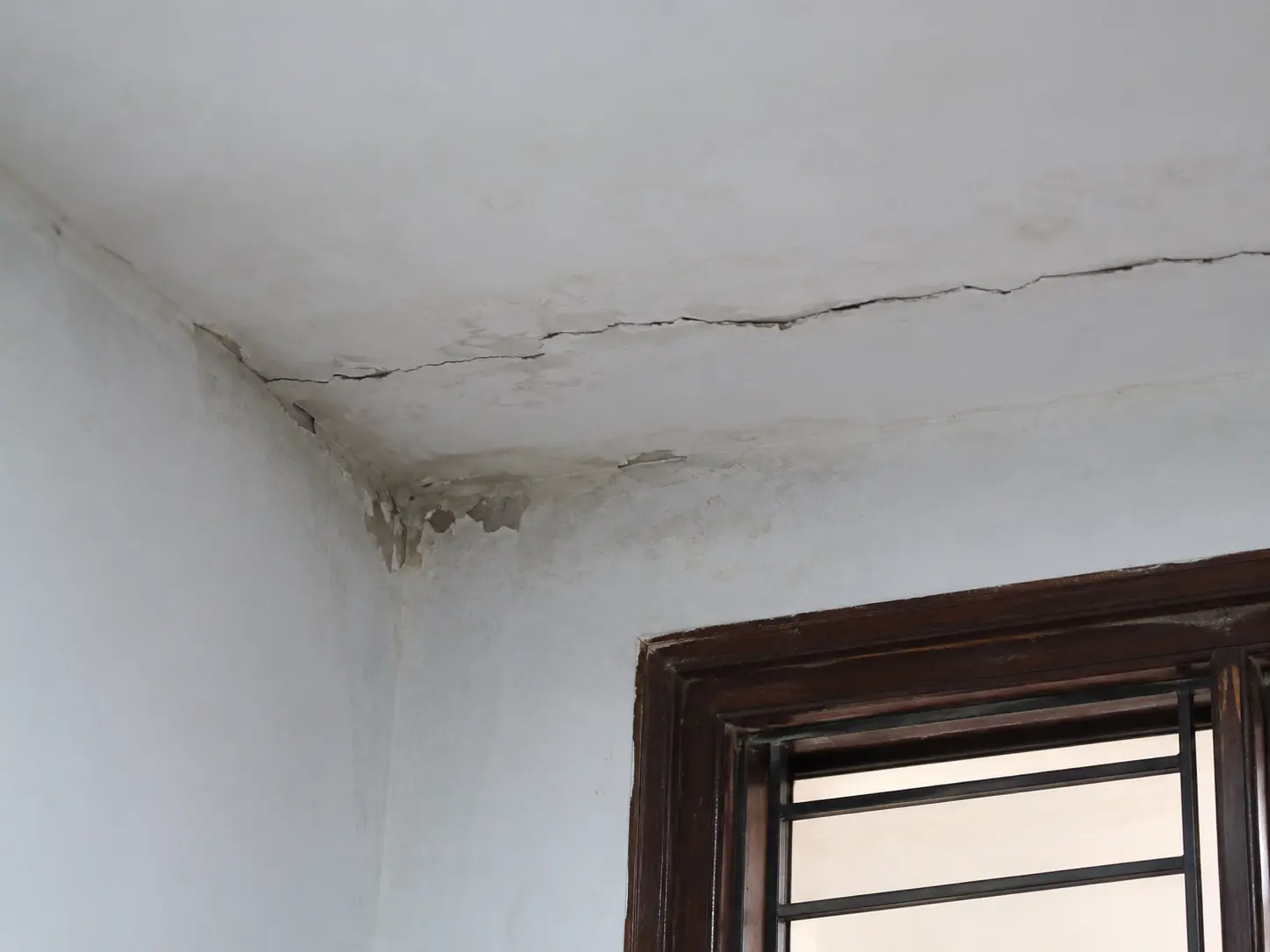 Lời khuy&ecirc;n cho c&aacute;c gia đ&igrave;nh ph&aacute;t hiện vết nứt tr&ecirc;n trần nh&agrave;- Ảnh 5.