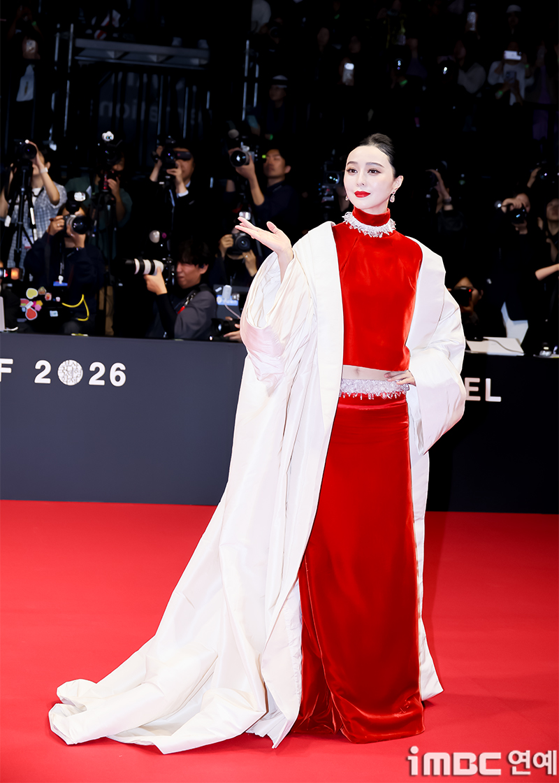 LHP Busan 2026: "B&agrave; ho&agrave;ng" Phạm Băng Băng chiếm trọn spotlight, Hyun Bin chưa bao giờ l&agrave;m fan thất vọng- Ảnh 5.