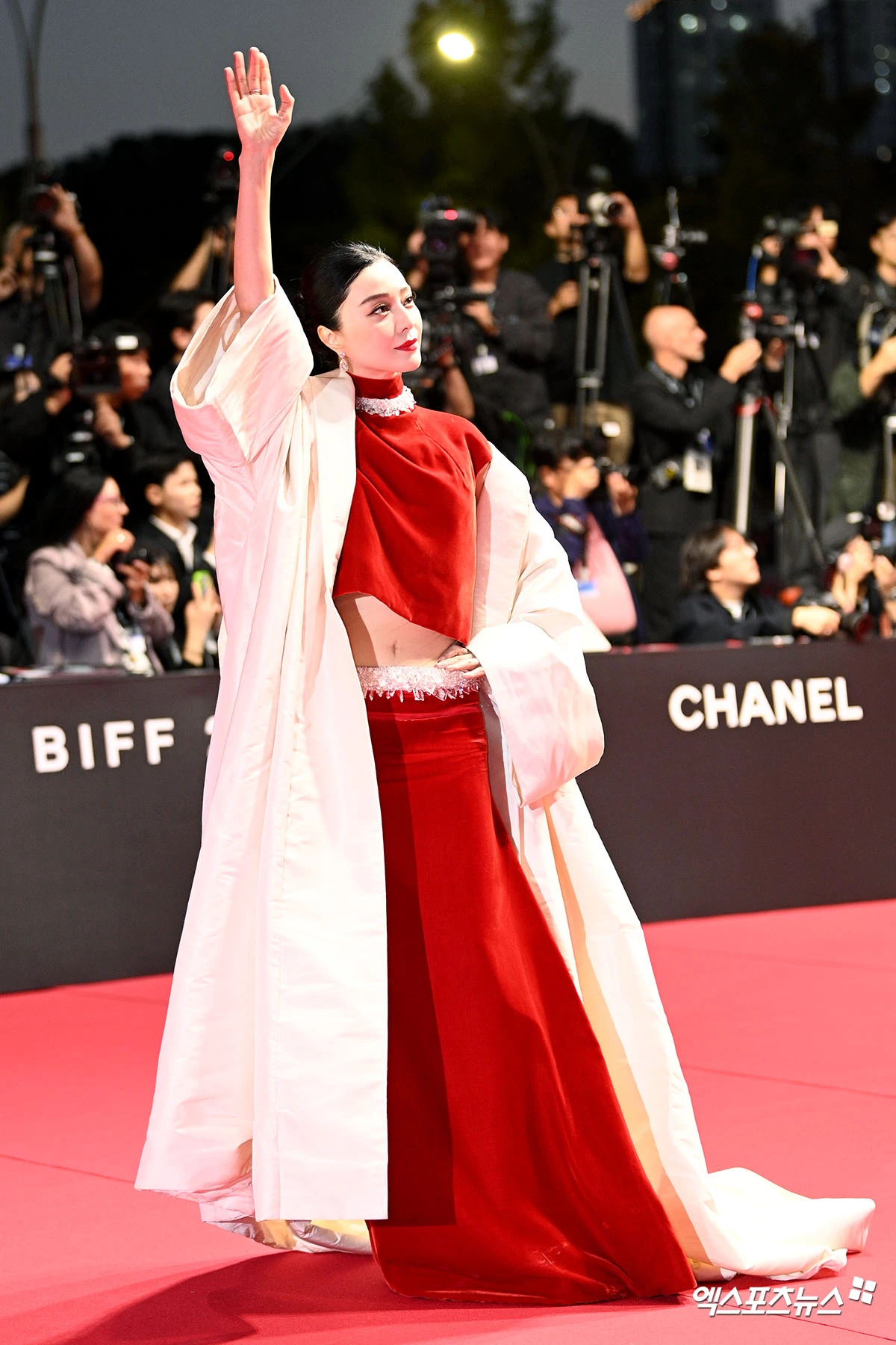 LHP Busan 2026: "B&agrave; ho&agrave;ng" Phạm Băng Băng chiếm trọn spotlight, Hyun Bin chưa bao giờ l&agrave;m fan thất vọng- Ảnh 2.