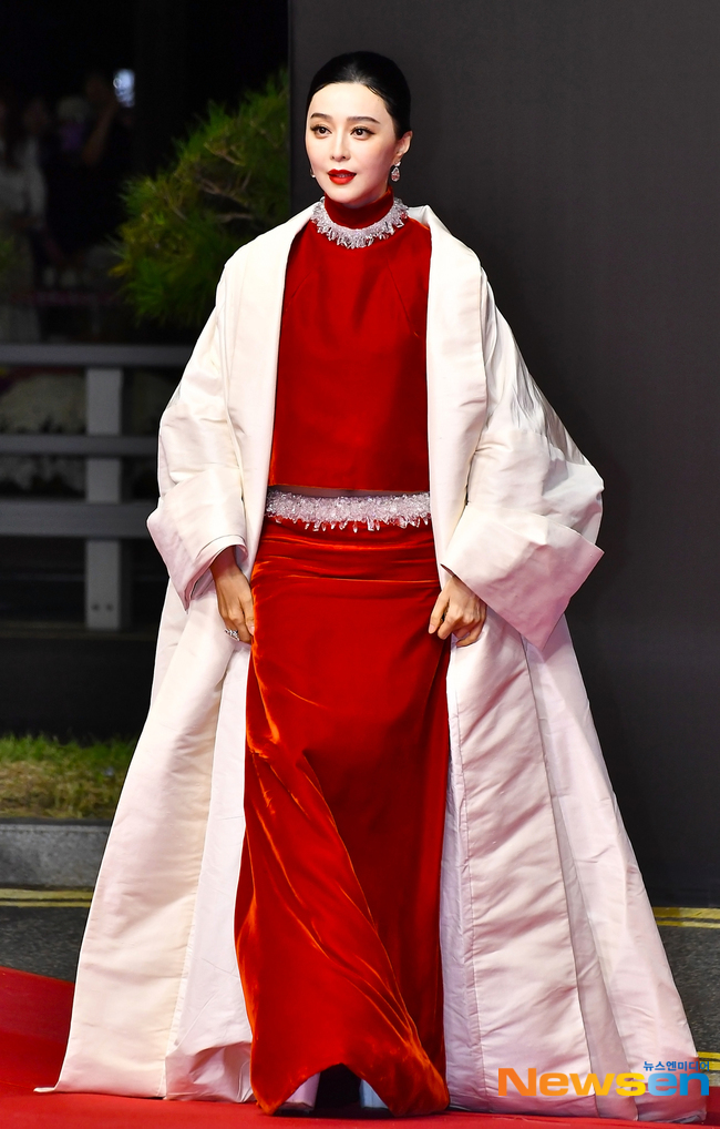 LHP Busan 2026: "B&agrave; ho&agrave;ng" Phạm Băng Băng chiếm trọn spotlight, Hyun Bin chưa bao giờ l&agrave;m fan thất vọng- Ảnh 1.