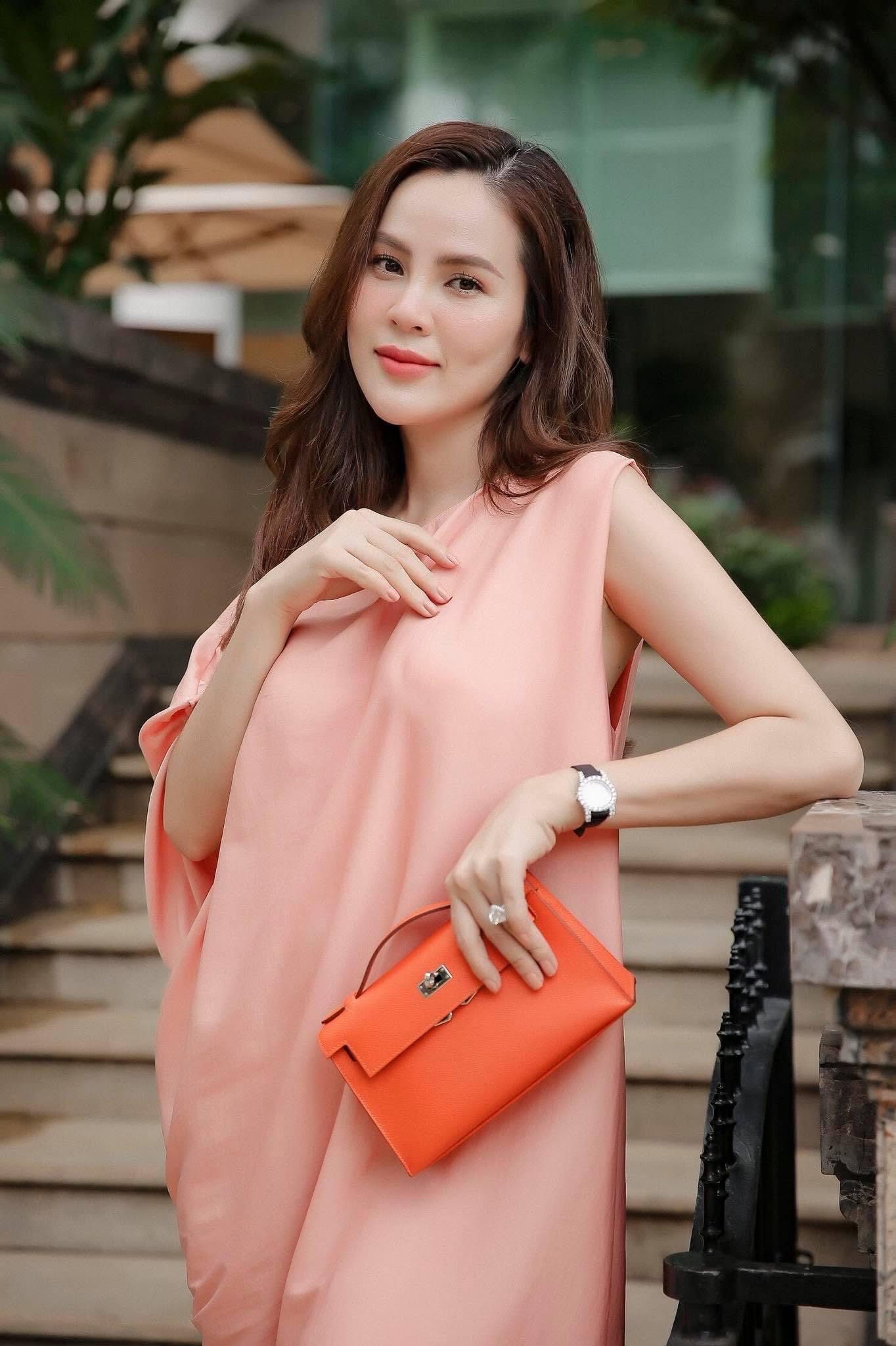 Hoa hậu Việt ly h&ocirc;n chồng đại gia hơn 20 tuổi, đi bước nữa với NSƯT ai cũng biết mặt - Ảnh 1.