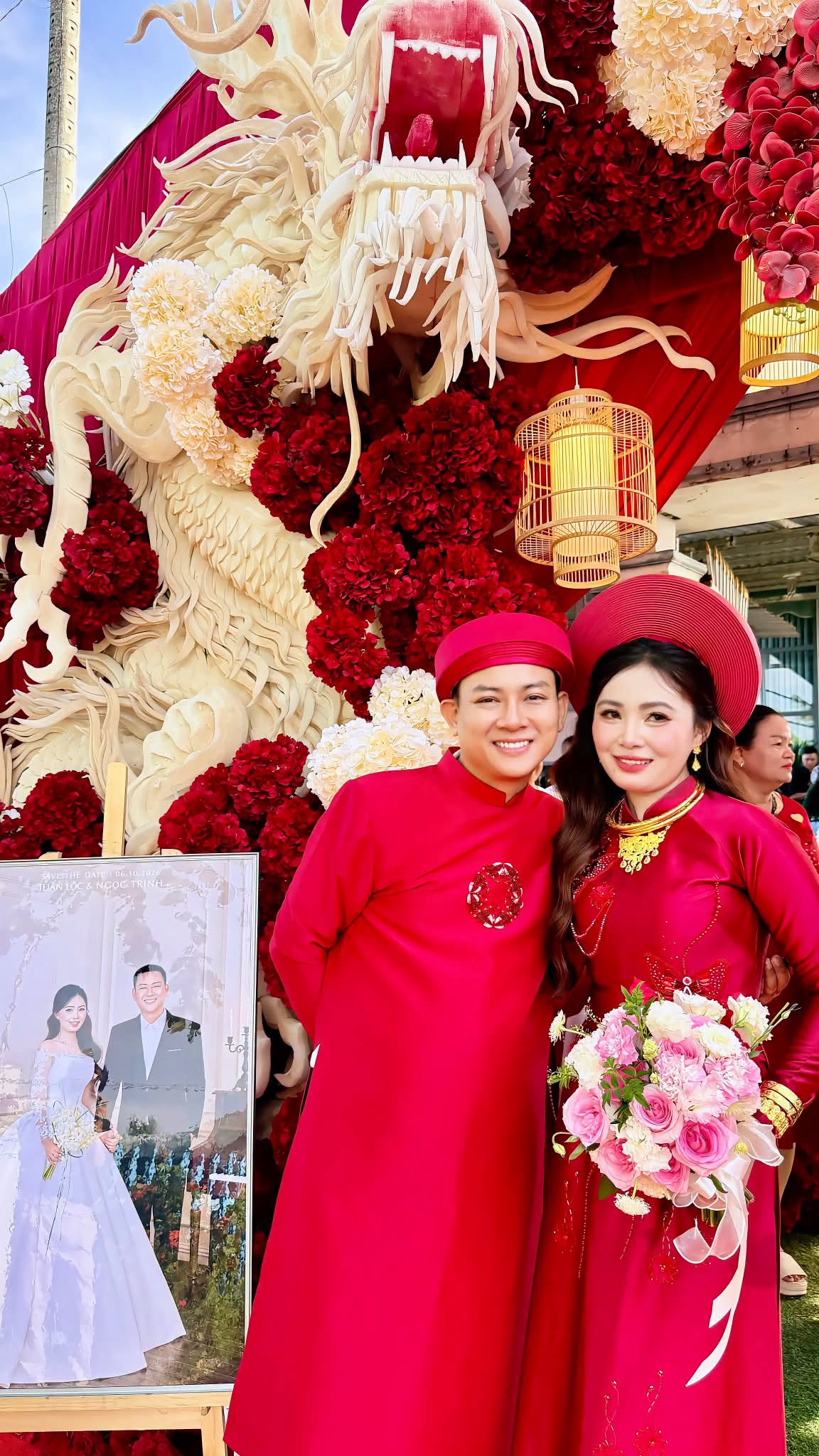 Ho&agrave;i L&acirc;m rước Ngọc Trinh về nh&agrave; bằng xe m&aacute;y- Ảnh 1.