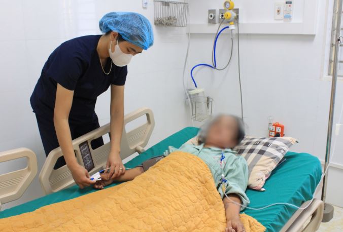 Ăn rau trồng trong vườn nh&agrave;, 4 người trong một gia đ&igrave;nh nhập viện - Ảnh 1.