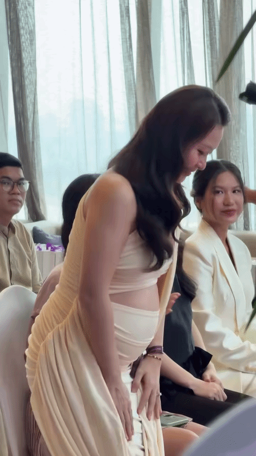 Mẹ bầu Khả Ng&acirc;n lẻ b&oacute;ng đi sự kiện, Nhan Ph&uacute;c Vinh ra nước ngo&agrave;i để l&agrave;m một việc- Ảnh 1.