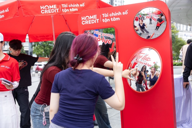 “Trạm Trợ Lực Home Credit” tiếp sức hơn 3.000 đôi tay nỗ lực tại 5 điểm trạm tại TP.HCM và Hà Nội - Ảnh 2.
