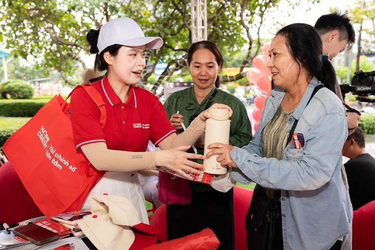 “Trạm Trợ Lực Home Credit” tiếp sức hơn 3.000 đôi tay nỗ lực tại 5 điểm trạm tại TP.HCM và Hà Nội - Ảnh 5.