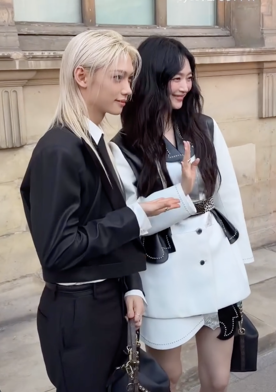 M&agrave;n "sửa đồ" đi&ecirc;n rồ của Lisa ở show Louis Vuitton: Nhan sắc cứu thời trang một phen tr&ocirc;ng thấy - Ảnh 10.