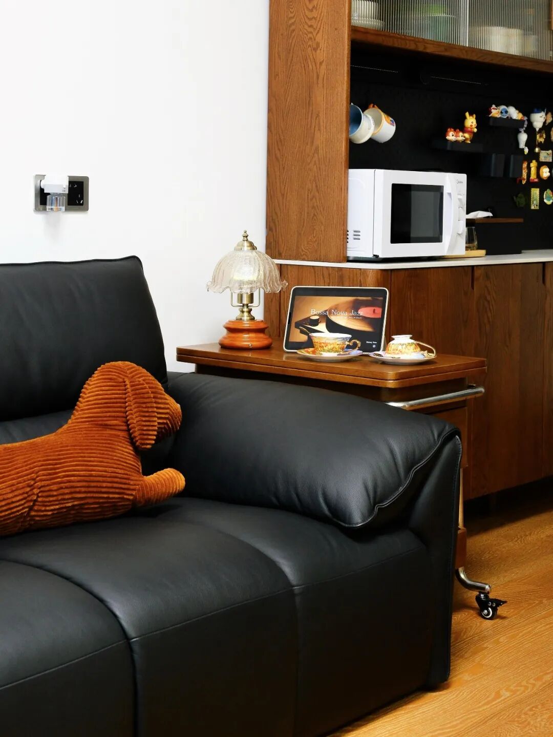 Bên cạnh sofa không nhất thiết phải đặt bàn phụ: 7 cách tận dụng không gian của người trẻ vừa gọn vừa thiết thực - Ảnh 3.
