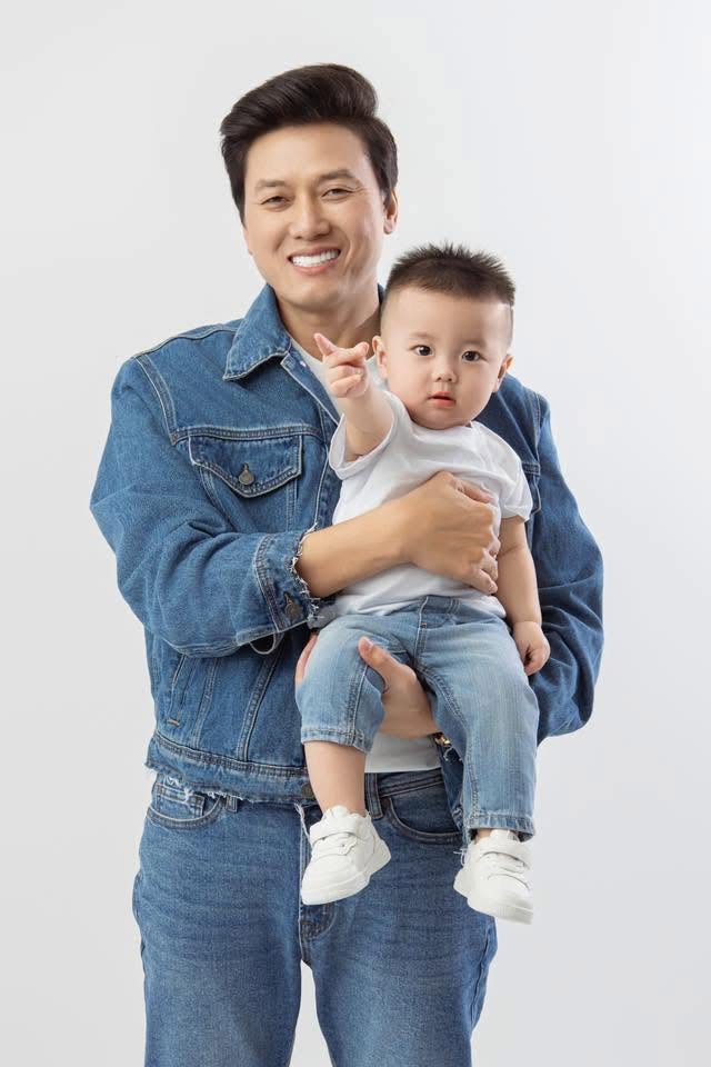 Qu&aacute;ch Ngọc Tuy&ecirc;n cưới vợ k&eacute;m 16 tuổi, con trai l&ecirc;n 3 tuổi điển trai, kh&ocirc;i ng&ocirc; chuẩn điện ảnh- Ảnh 1.