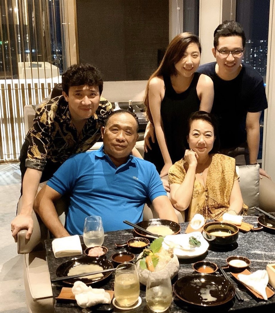 MC SN 1987 từng dẫn V&igrave; Bạn Xứng Đ&aacute;ng: Gia đ&igrave;nh ph&aacute; sản, l&agrave;m đủ nghề giờ ở nh&agrave; 60 tỷ ở đảo Kim Cương- Ảnh 2.