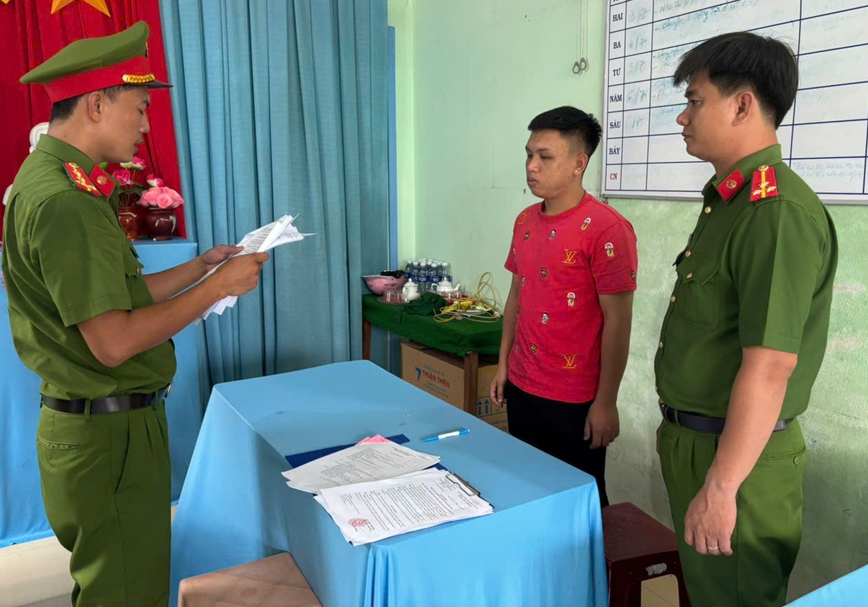 C&ocirc;ng an kiểm tra l&uacute;c 7 giờ 30 ph&uacute;t: Bắt 2 nam thanh ni&ecirc;n c&ugrave;ng SN 2005 - Ảnh 1.