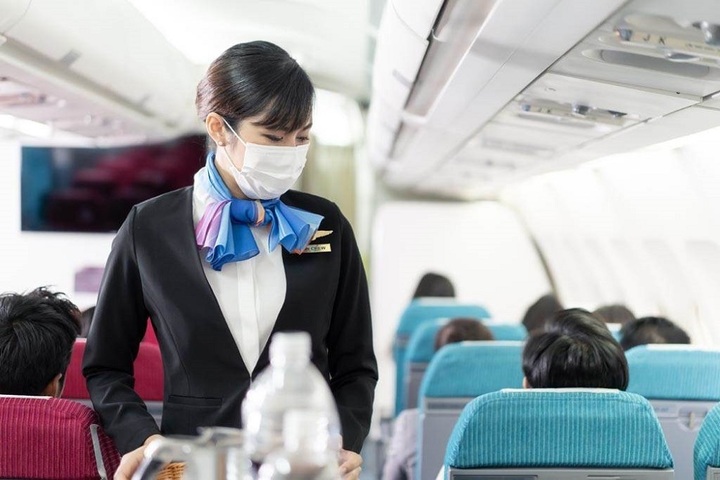 V&igrave; sao tiếp vi&ecirc;n h&agrave;ng kh&ocirc;ng thường đeo khăn lụa?- Ảnh 1.