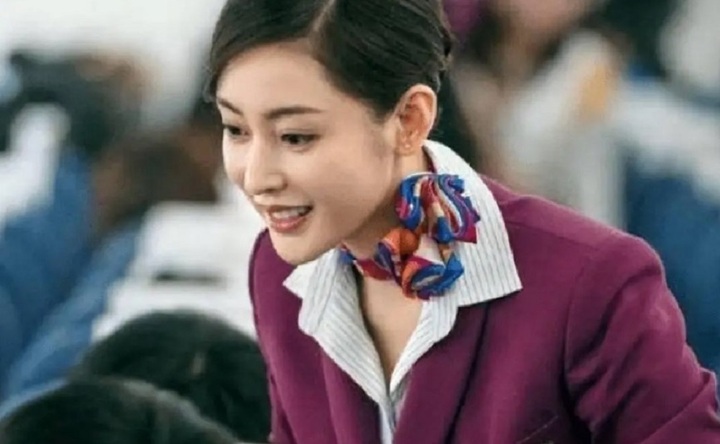 V&igrave; sao tiếp vi&ecirc;n h&agrave;ng kh&ocirc;ng thường đeo khăn lụa?- Ảnh 2.